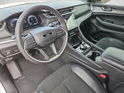 Used 2025 Jeep Grand Cherokee Altitude AWD/4WD image 13