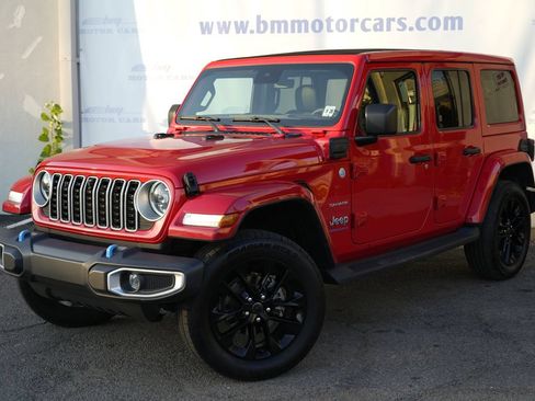 Used 2024 Jeep Wrangler Unlimited Sahara w/ Technology Group AWD/4WD image 2