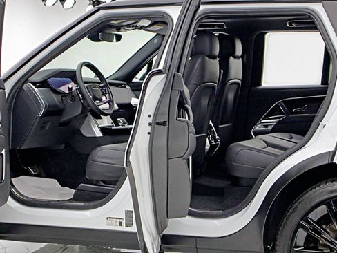 Used 2025 Land Rover Range Rover SE AWD/4WD image 6