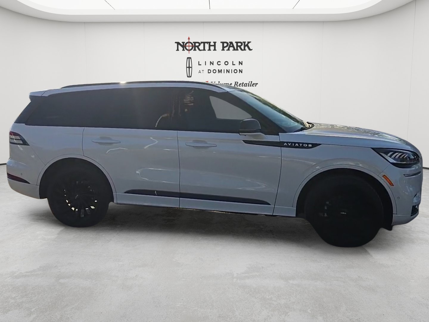 Used 2022 Lincoln Aviator Reserve w/ Equipment Group 201A AWD/4WD image 6