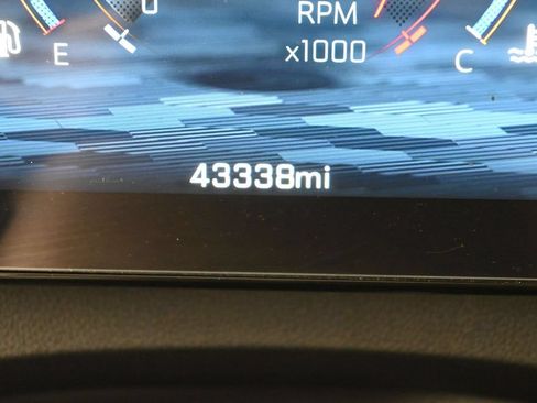 Used 2024 Chevrolet Traverse LS FWD image 39