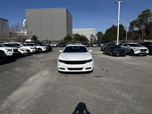 Used 2016 Dodge Charger SXT image 2