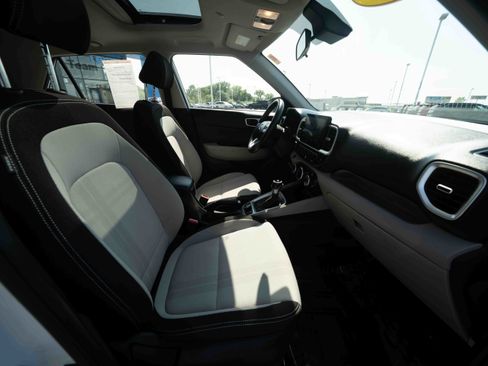 Used 2025 Hyundai Venue SEL FWD image 27