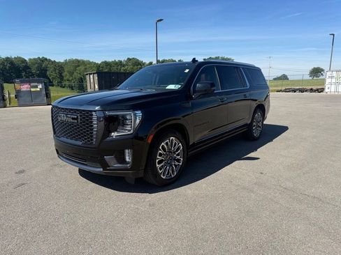 Used 2023 GMC Yukon XL Denali Ultimate AWD/4WD image 3