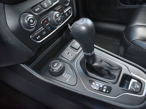 Used 2019 Jeep Cherokee Latitude Plus w/ Comfort/Convenience Group AWD/4WD image 17