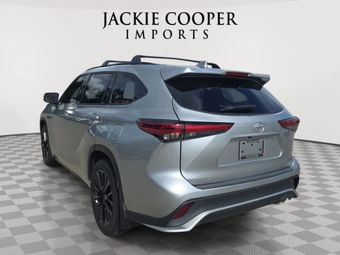 Used 2023 Toyota Highlander XSE FWD image 7