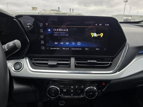 Used 2025 Chevrolet Trax LT w/ LT Convenience Package image 14