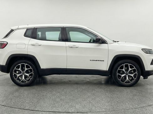 Used 2025 Jeep Compass Limited AWD/4WD image 11