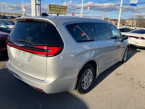 Used 2024 Chrysler Pacifica Touring-L image 7