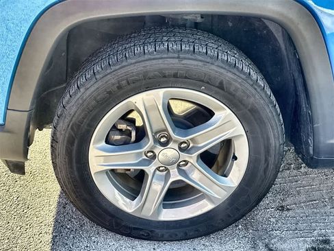 Used 2024 Jeep Compass Latitude image 10