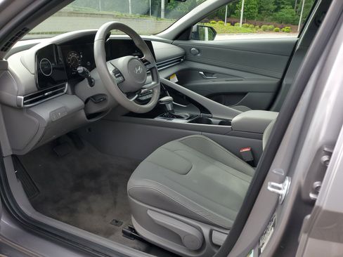 Used 2025 Hyundai Elantra SEL FWD image 14