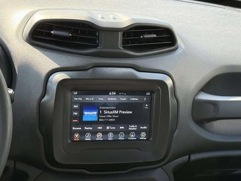 Used 2019 Jeep Renegade Latitude AWD/4WD image 3