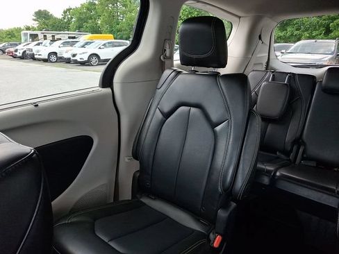 Used 2024 Chrysler Pacifica Touring-L FWD image 25