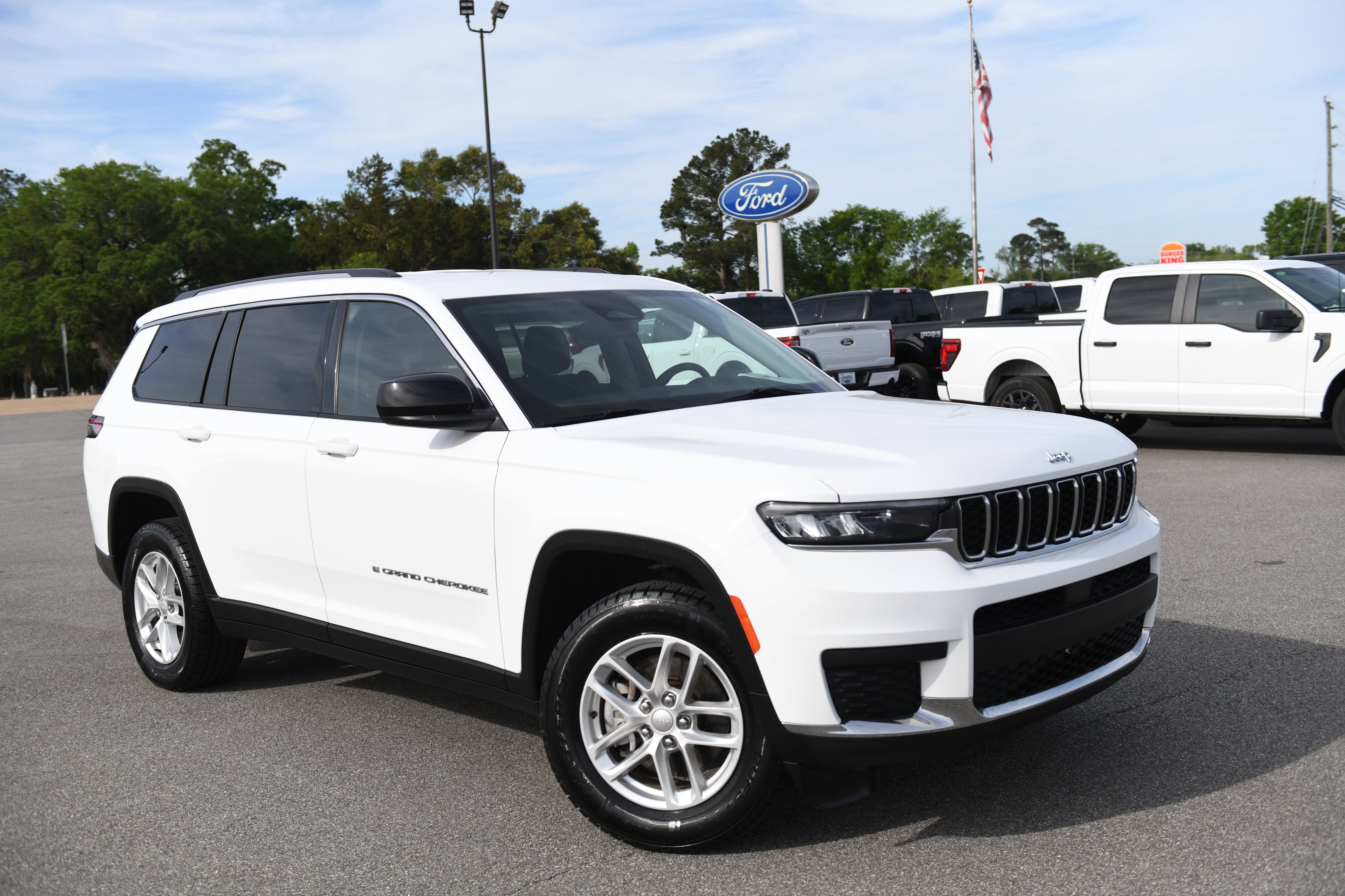 Used 2023 Jeep Grand Cherokee L Laredo RWD image 1
