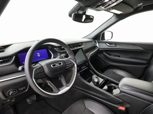 Used 2023 Jeep Grand Cherokee Altitude image 11