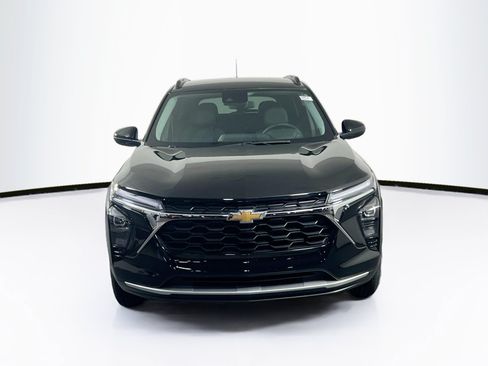 Used 2025 Chevrolet Trax LT w/ LT Convenience Package FWD image 2