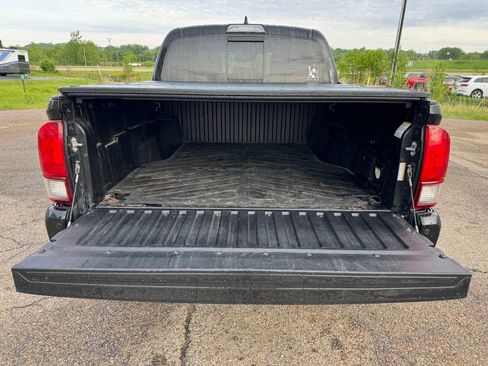 Used 2019 Toyota Tacoma TRD Off-Road AWD/4WD image 15