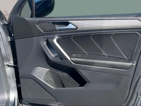 Used 2022 Volkswagen Tiguan SE w/ Panoramic Sunroof Package image 32