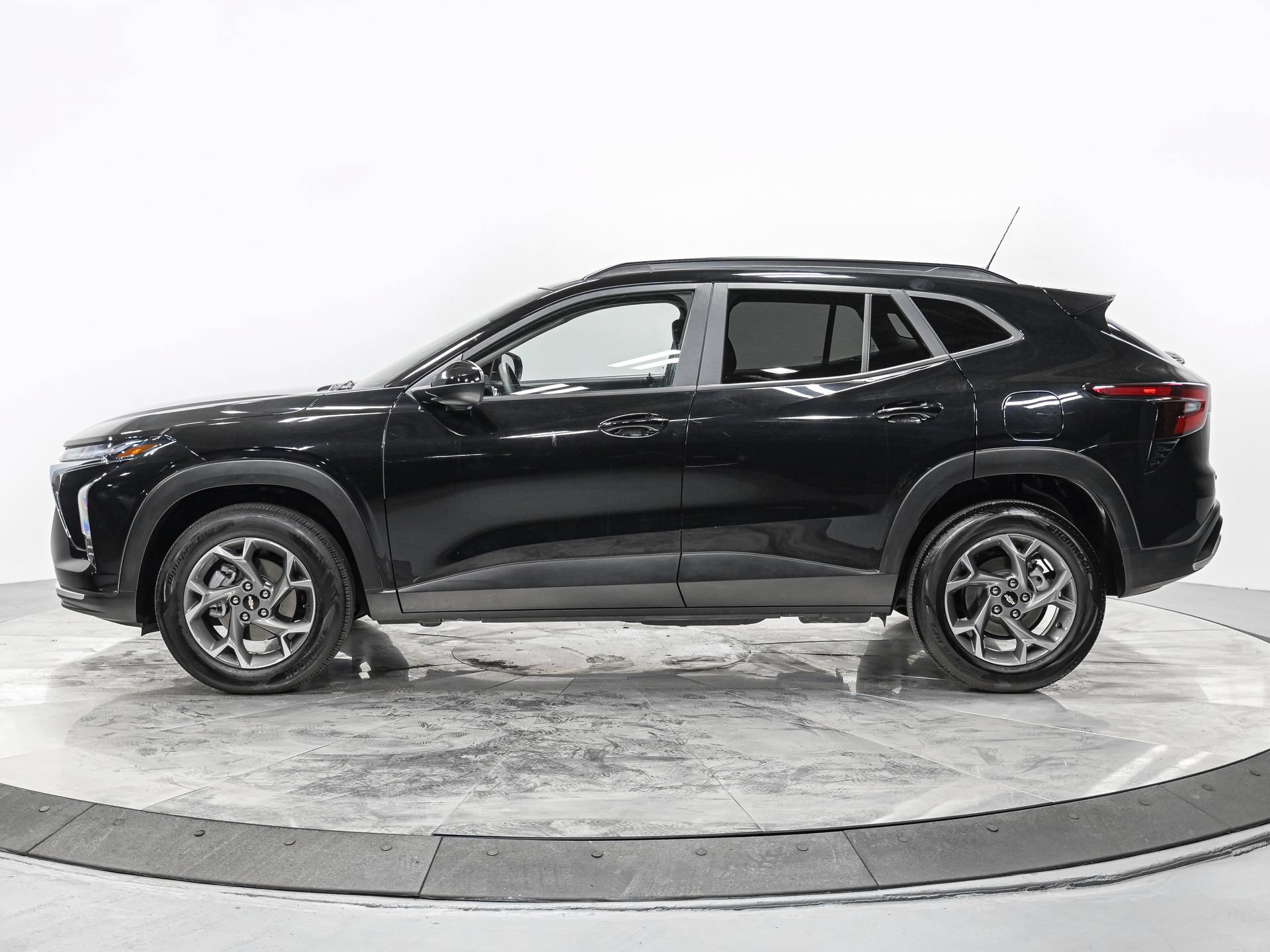 Used 2025 Chevrolet Trax LT FWD image 2