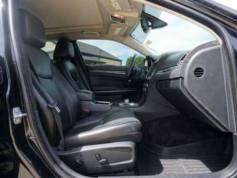 Used 2018 Chrysler 300 Limited AWD/4WD image 27
