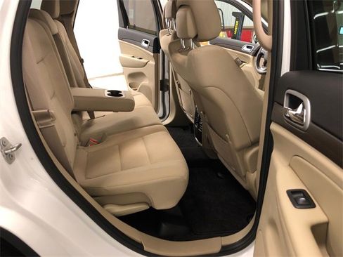 Used 2018 Jeep Grand Cherokee Laredo image 28