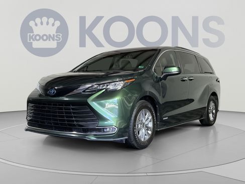 Used 2021 Toyota Sienna XLE FWD image 1