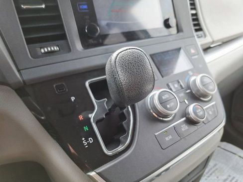Used 2016 Toyota Sienna LE FWD image 18