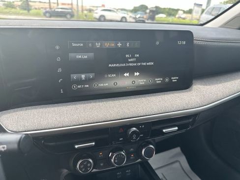 Used 2025 Nissan Kicks SV AWD/4WD image 12
