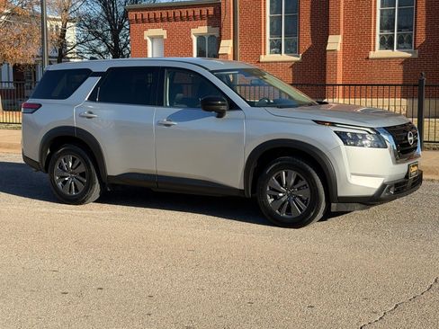 Used 2024 Nissan Pathfinder S image 2
