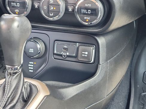 Used 2016 Jeep Renegade Limited image 19