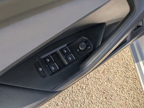 Used 2025 Volkswagen Jetta SE w/ Sunroof Package FWD image 17