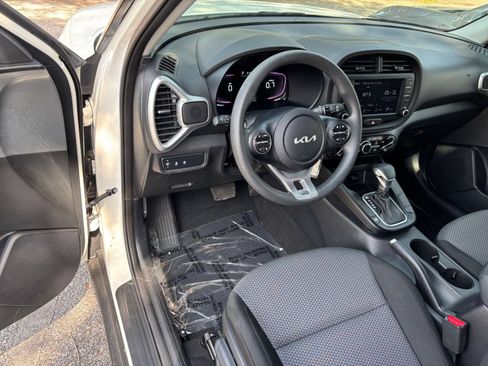 Used 2025 Kia Soul LX w/ LX Technology Package FWD image 31
