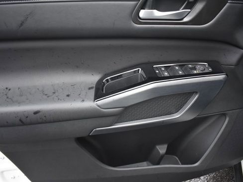 Used 2024 Nissan Pathfinder SL w/ Lighting Package (N92) image 11