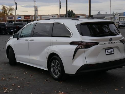 Used 2024 Toyota Sienna XLE image 4