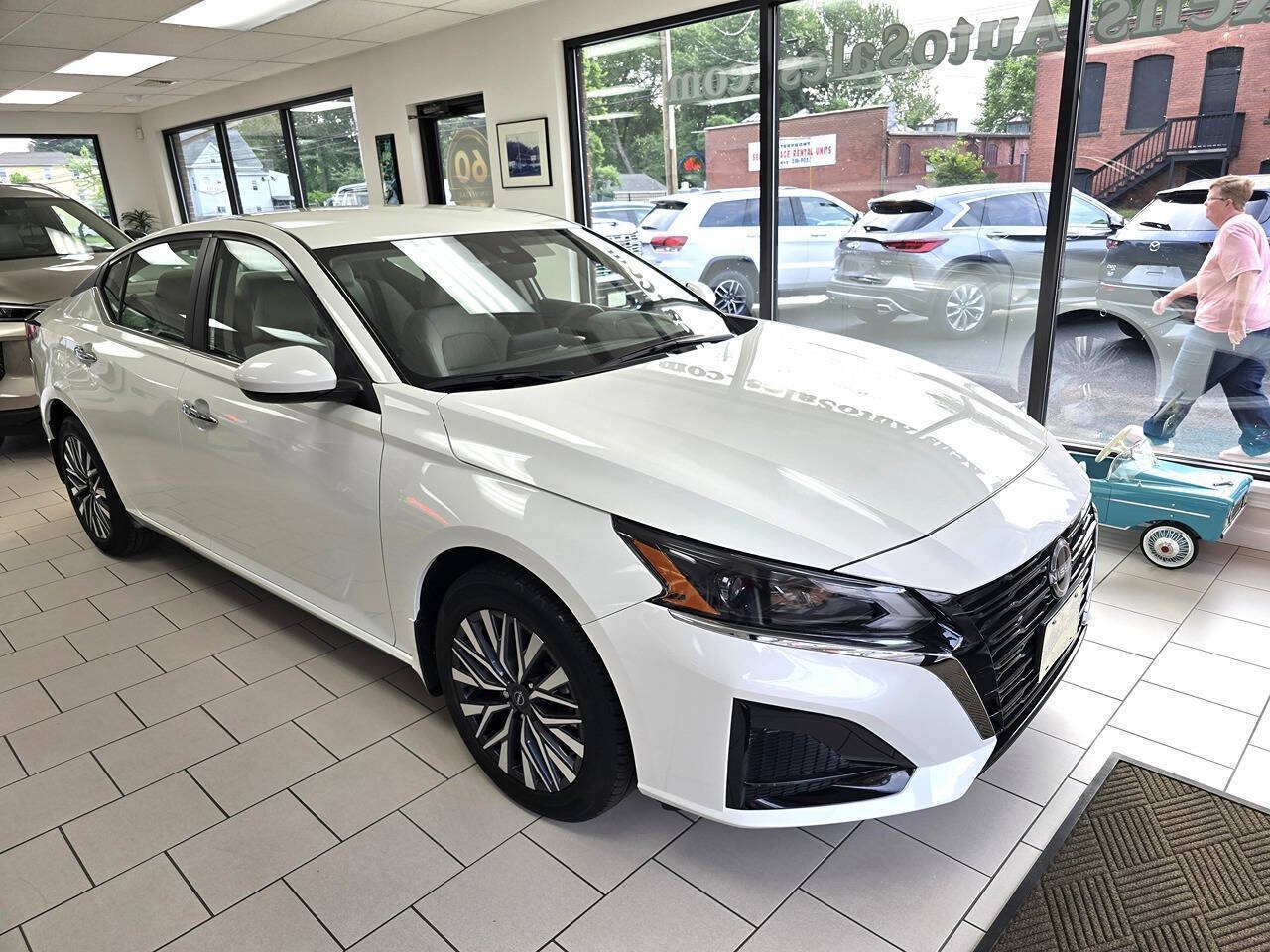 Used 2023 Nissan Altima 2.5 SV AWD/4WD image 3