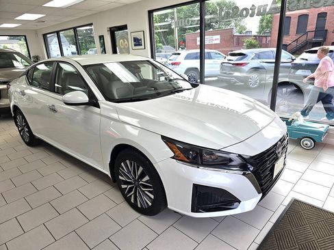 Used 2023 Nissan Altima 2.5 SV AWD/4WD image 3