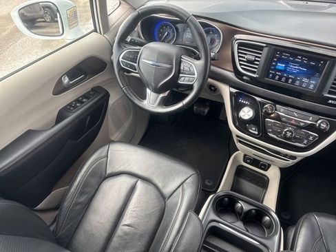 Used 2018 Chrysler Pacifica Touring-L image 31