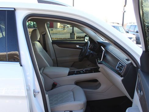 Used 2025 Volkswagen Atlas SEL Premium R-Line image 12