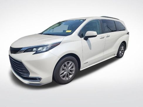 Used 2021 Toyota Sienna XLE FWD image 2