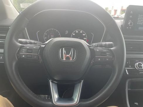 Used 2025 Honda Pilot EX-L image 17