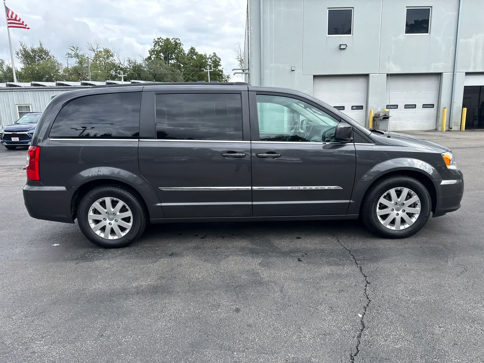 Used 2016 Chrysler Town & Country Touring FWD image 2