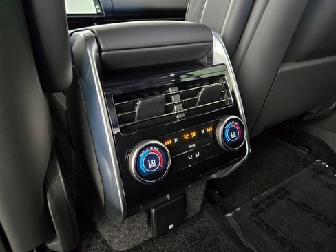 Used 2025 Land Rover Range Rover SE AWD/4WD image 13