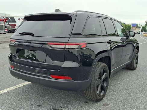 Used 2023 Jeep Grand Cherokee Altitude AWD/4WD image 4