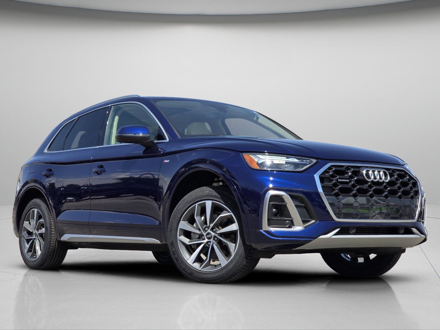 Used 2023 Audi Q5 2.0T Premium w/ Convenience Package AWD/4WD image 2