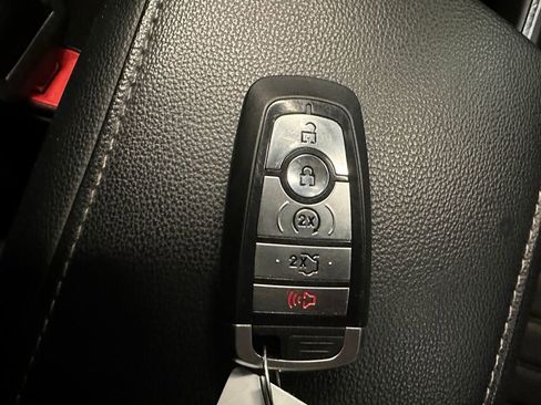 Used 2018 Ford Fusion SE w/ Fusion SE Technology Package FWD image 17