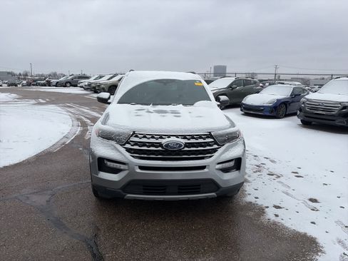 Used 2020 Ford Explorer XLT w/ Equipment Group 202A image 3