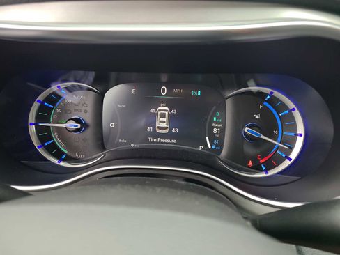 New 2023 Chrysler Pacifica Limited w/ Uconnect Theater Family Group image 5