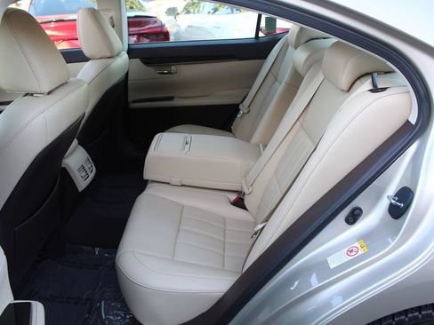 Used 2016 Lexus ES 350 w/ Luxury Package w/Wood Trim FWD image 23