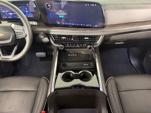 Used 2025 Chevrolet Tahoe Premier AWD/4WD image 17