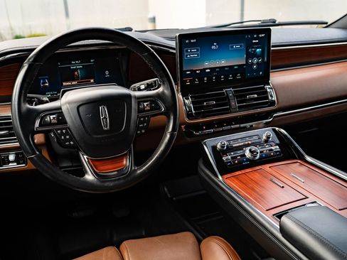 Used 2023 Lincoln Navigator L Reserve AWD/4WD image 4